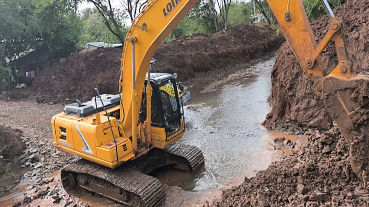 Cambian el viejo puente por nueva conexión vehicular con un paso prefabricado en Villa Ruff