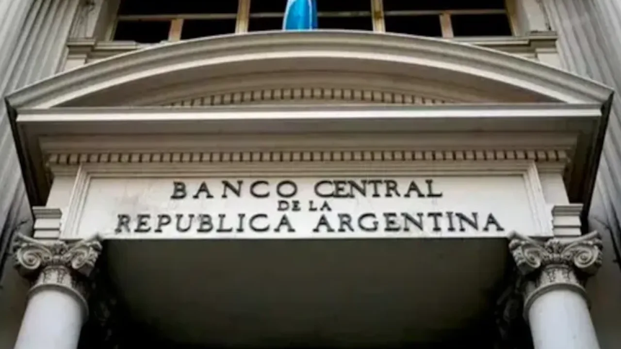 "No hay plata": el Banco Central retiró 8 de cada 10 pesos que emitió para comprar dólares