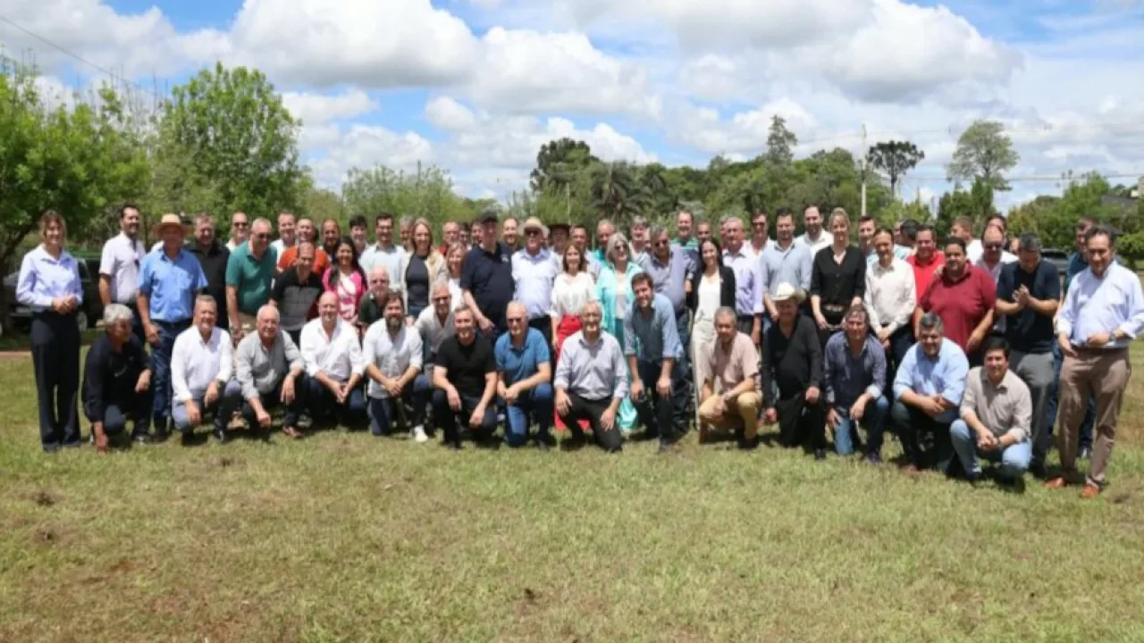Cumbre en Ruiz de Montoya, Passalacqua reunió a 76 intendentes para definir obras y prioridades
