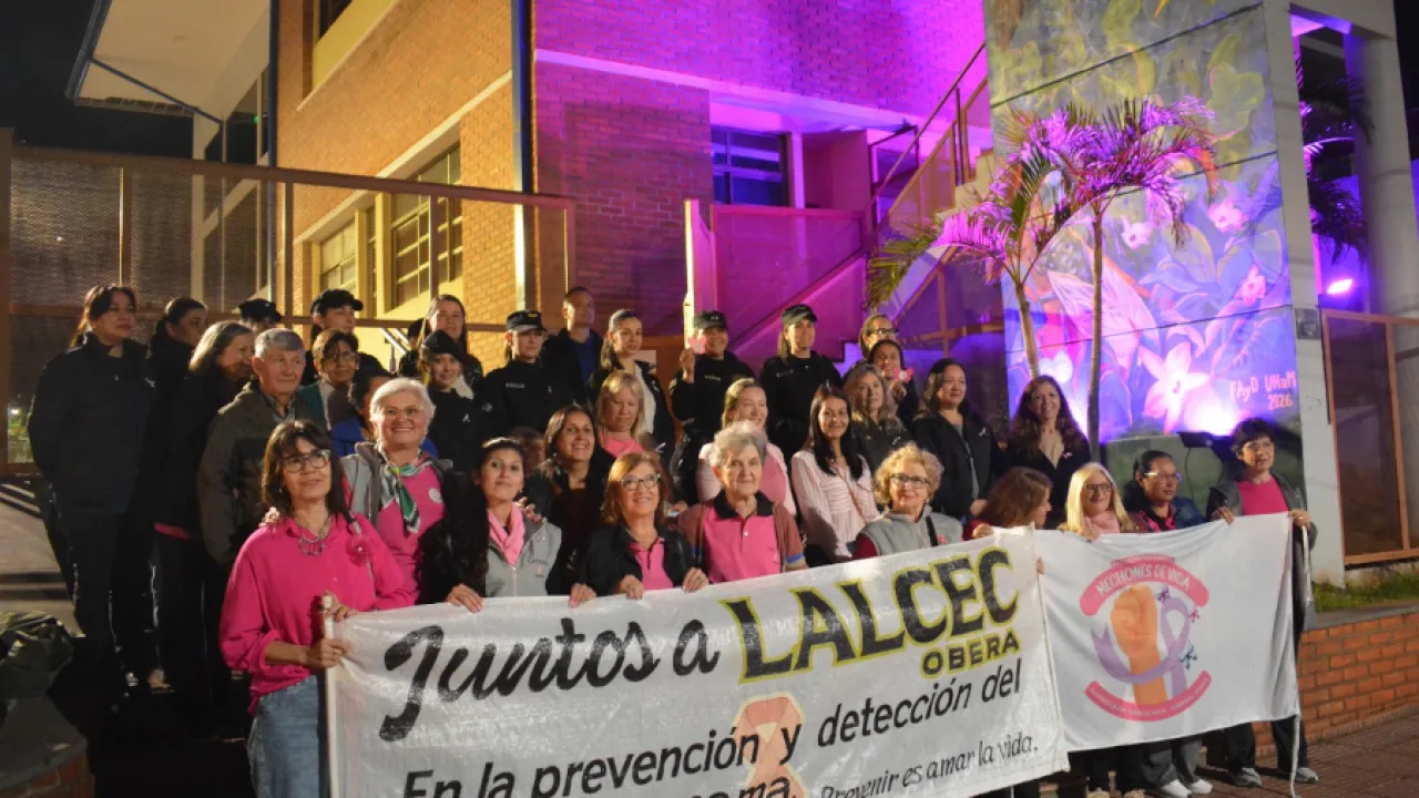 El edificio municipal se iluminó de rosa por el Mes de la Prevención del Cáncer de Mama